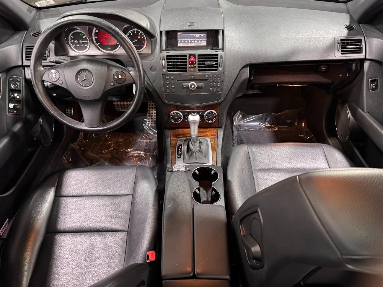 Mercedes-Benz C-Class Vehicle Full-screen Gallery Image 12