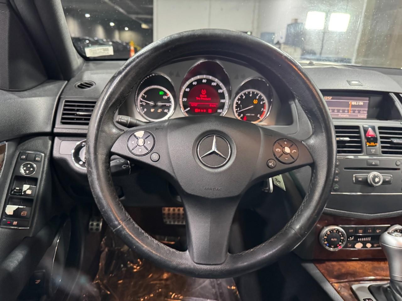 Mercedes-Benz C-Class Vehicle Full-screen Gallery Image 13