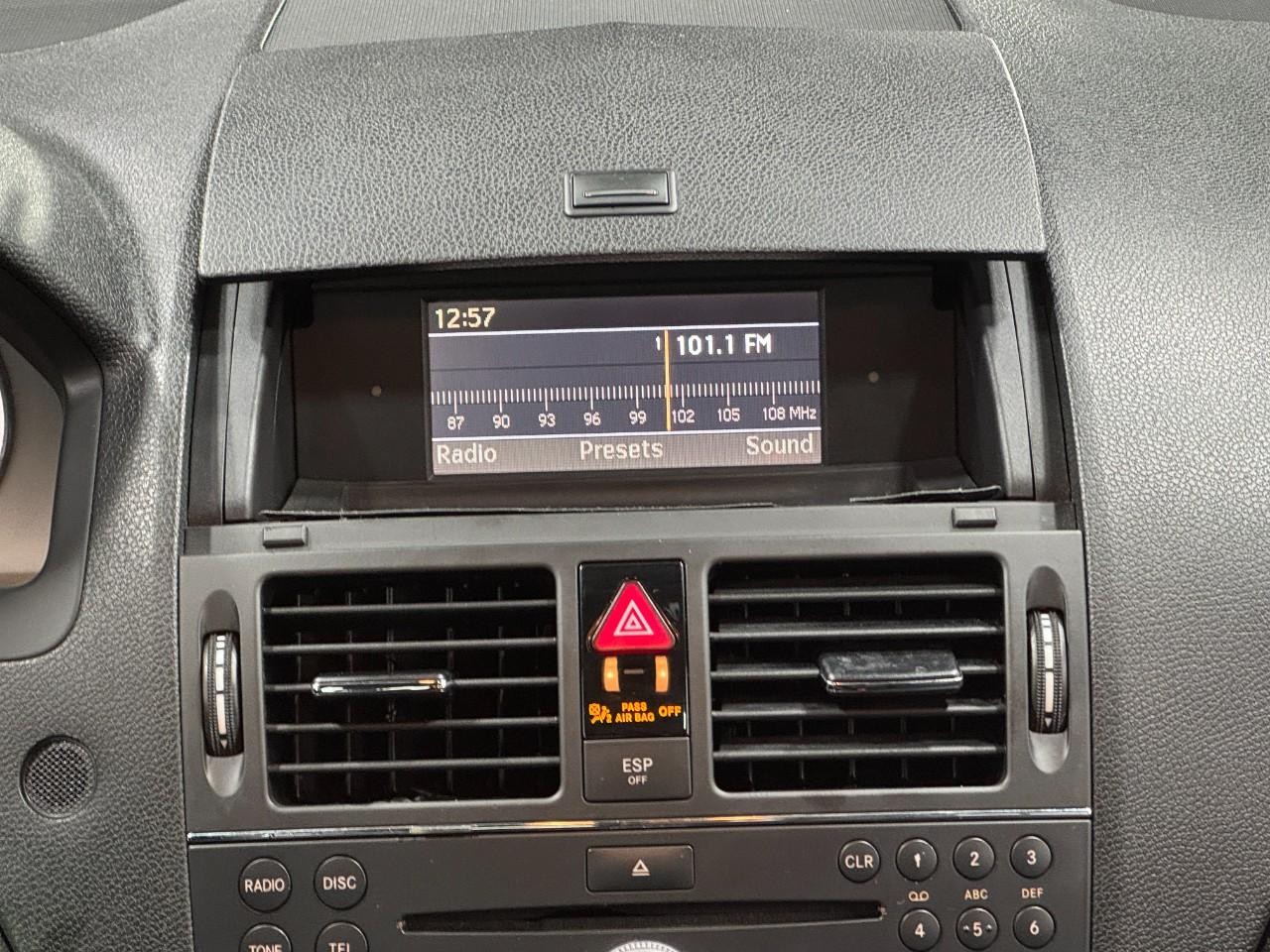 Mercedes-Benz C-Class Vehicle Full-screen Gallery Image 14