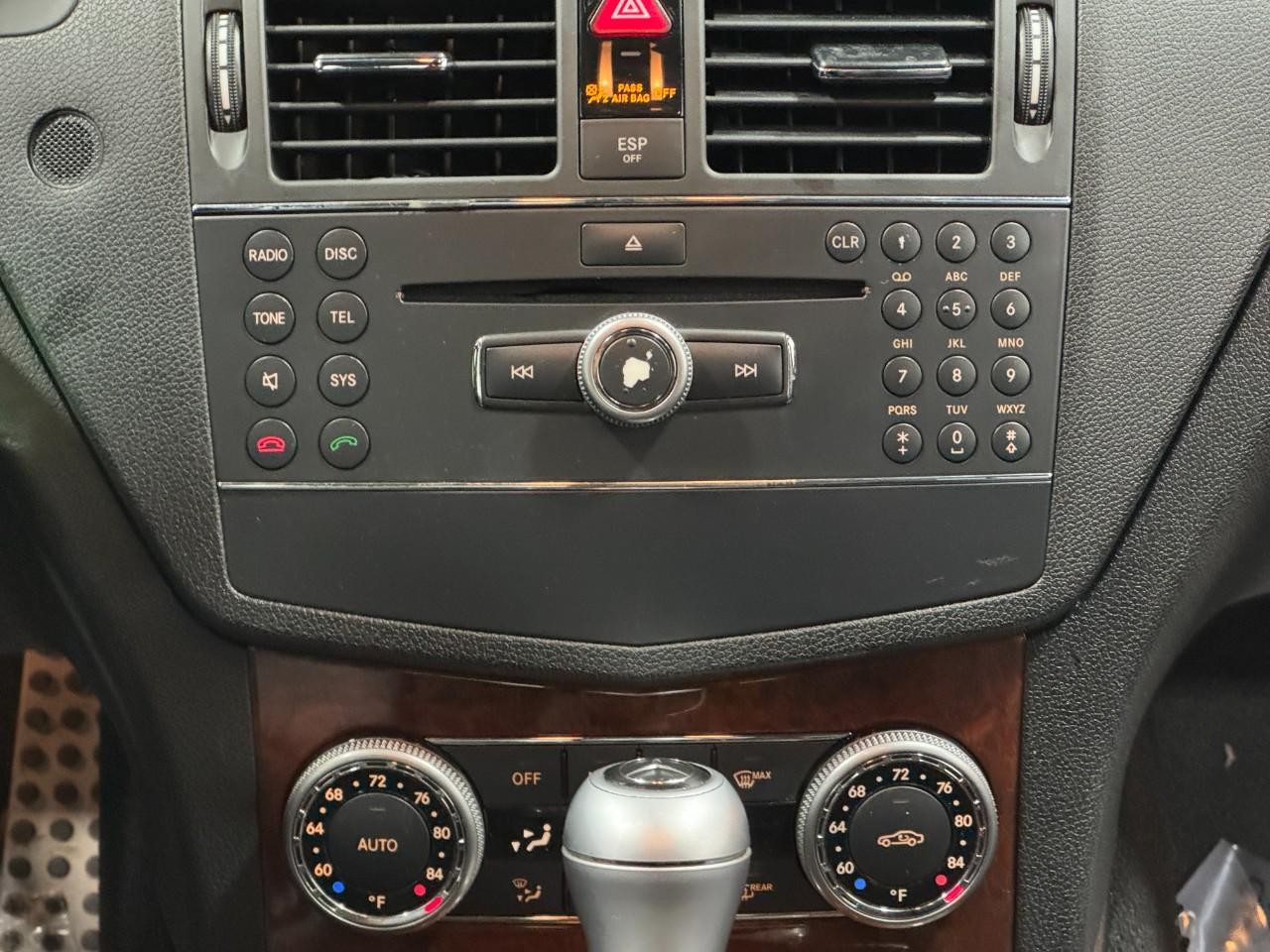 Mercedes-Benz C-Class Vehicle Full-screen Gallery Image 15