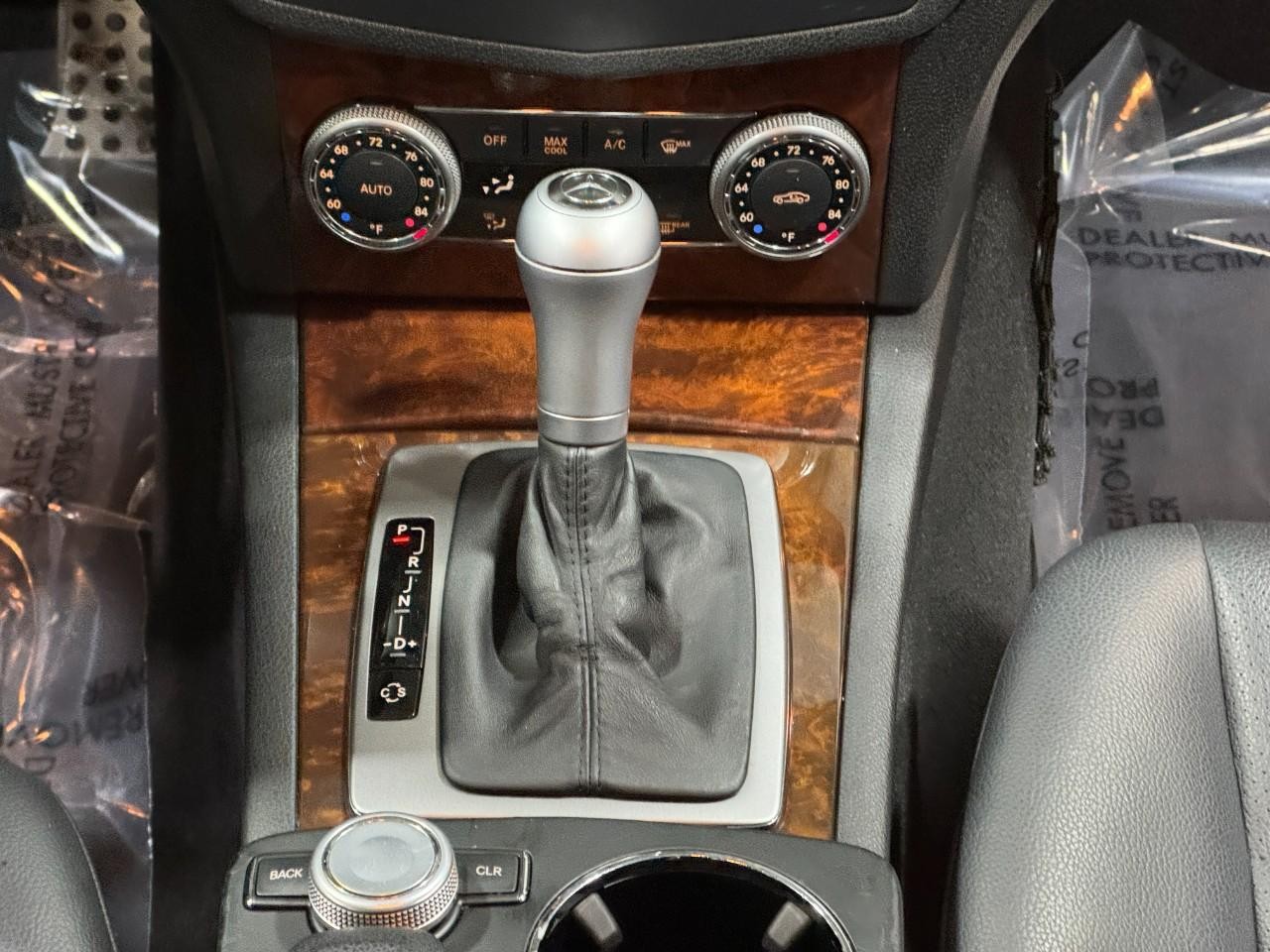 Mercedes-Benz C-Class Vehicle Full-screen Gallery Image 16