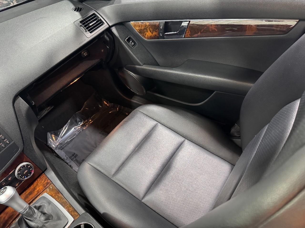 Mercedes-Benz C-Class Vehicle Full-screen Gallery Image 17