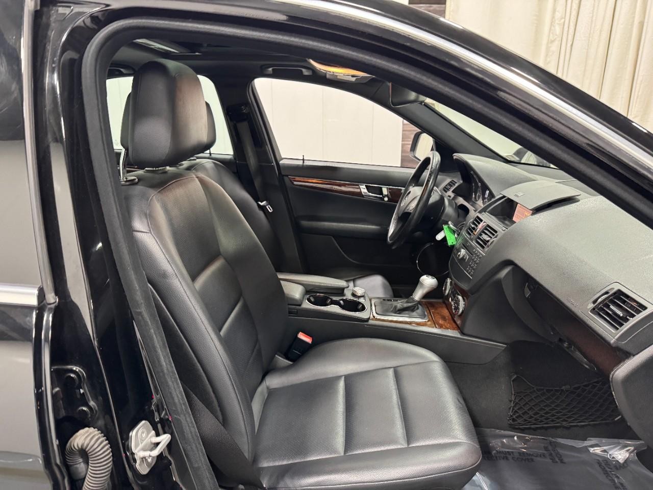 Mercedes-Benz C-Class Vehicle Full-screen Gallery Image 18