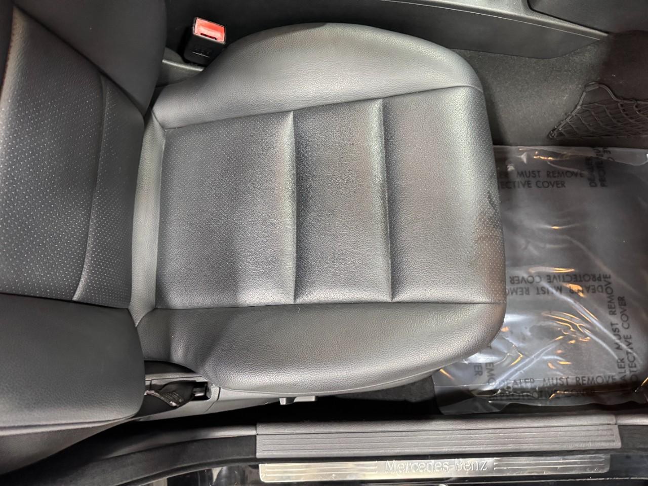 Mercedes-Benz C-Class Vehicle Full-screen Gallery Image 19