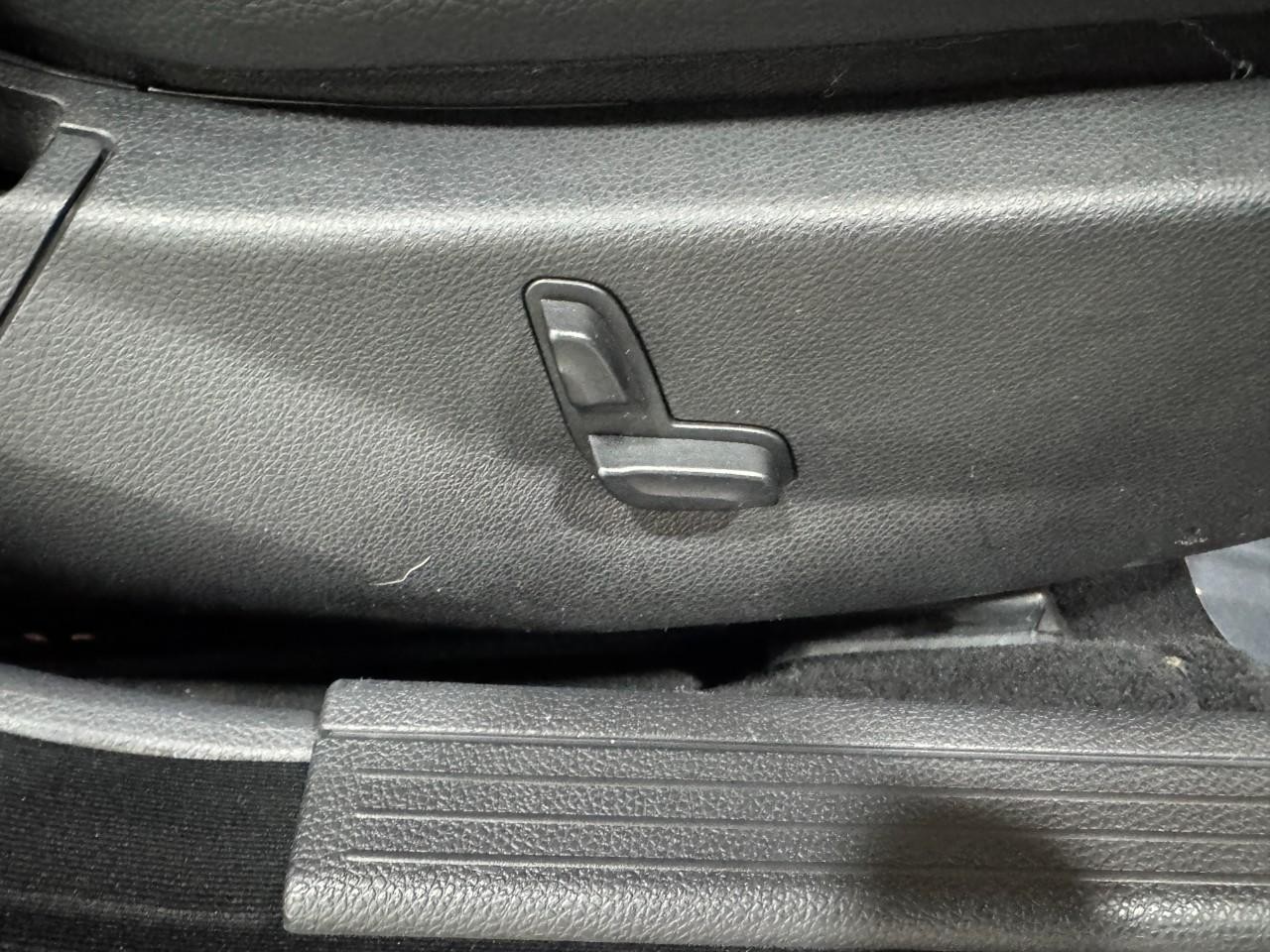 Mercedes-Benz C-Class Vehicle Full-screen Gallery Image 20