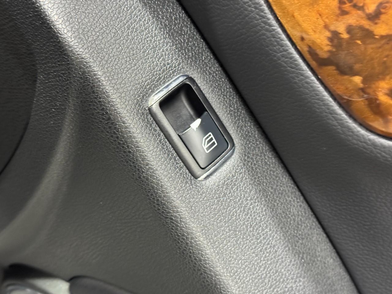 Mercedes-Benz C-Class Vehicle Full-screen Gallery Image 21