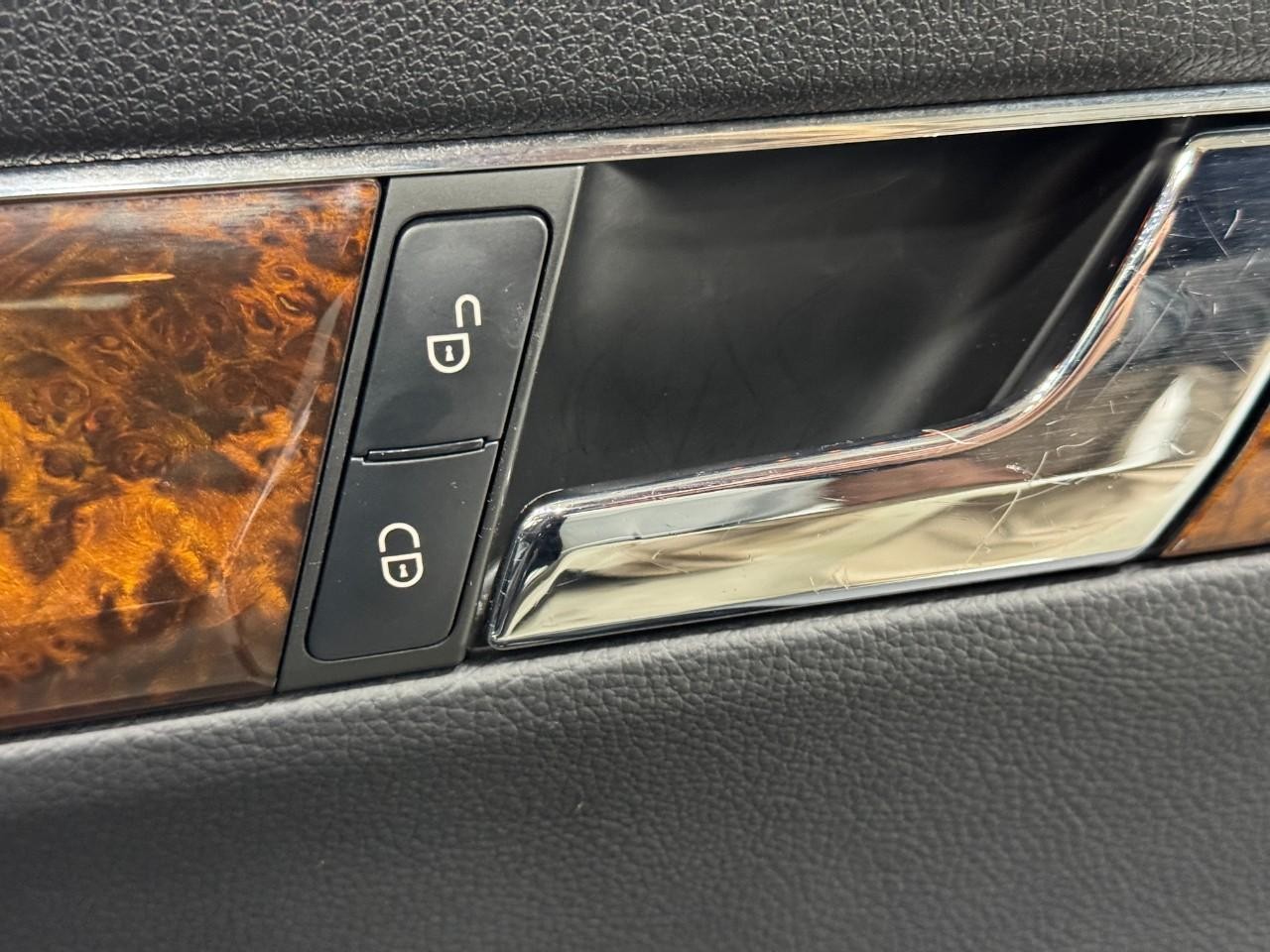 Mercedes-Benz C-Class Vehicle Full-screen Gallery Image 22