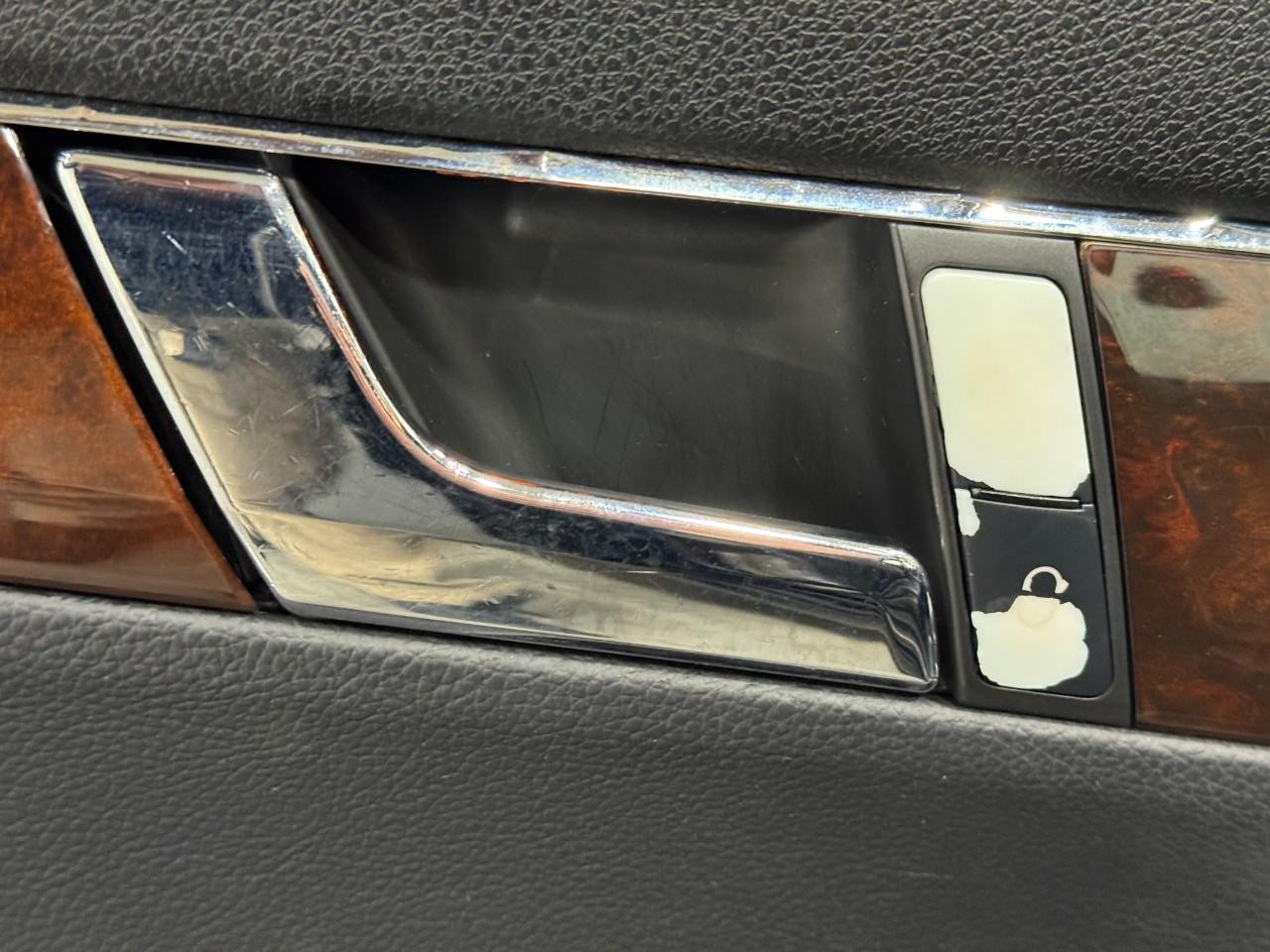 Mercedes-Benz C-Class Vehicle Full-screen Gallery Image 23