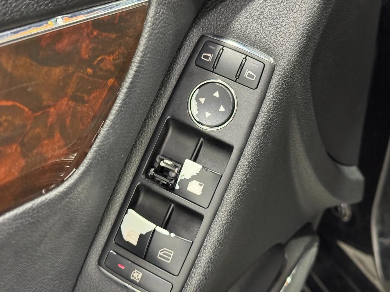 Mercedes-Benz C-Class Vehicle Full-screen Gallery Image 24