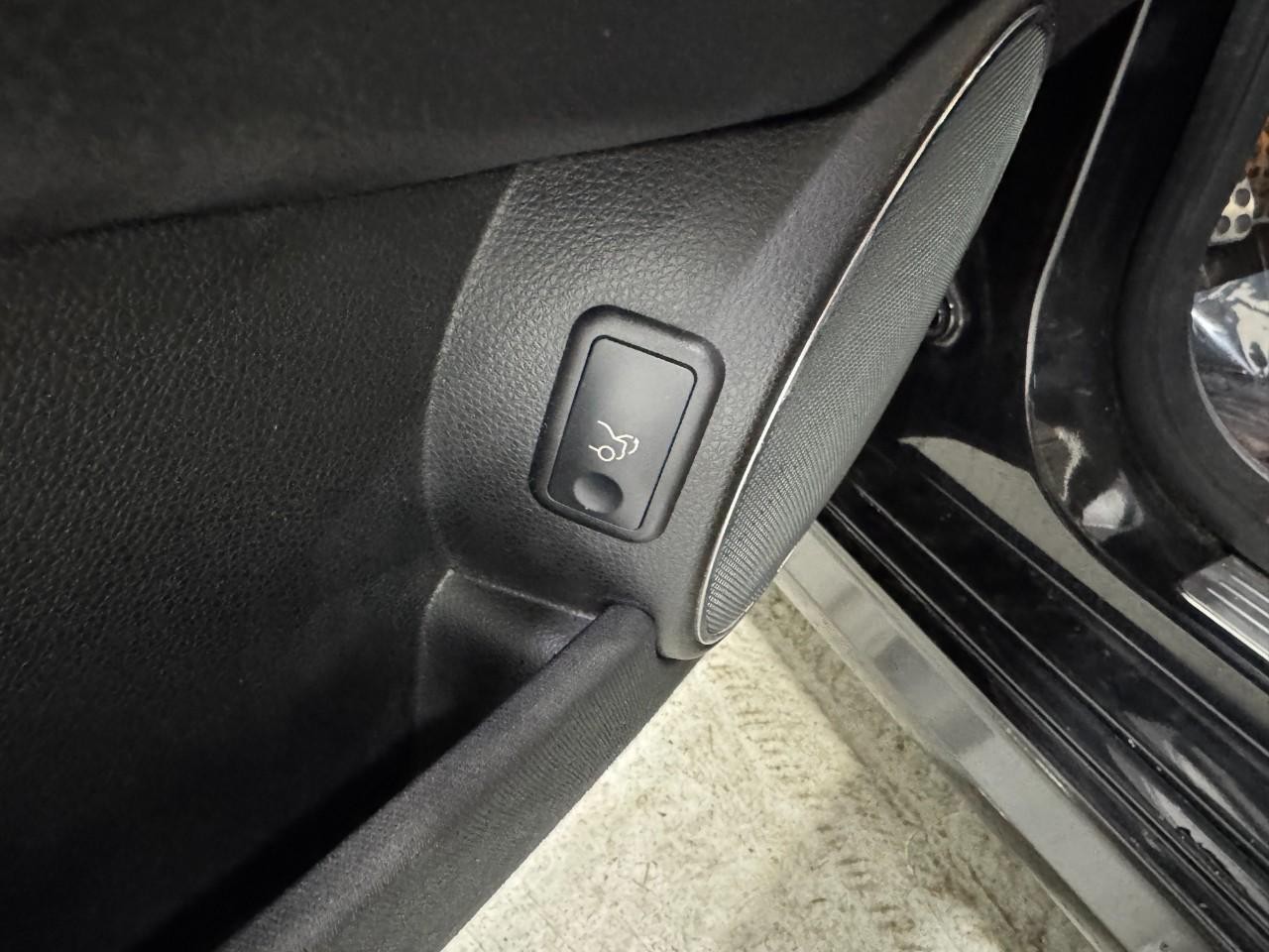 Mercedes-Benz C-Class Vehicle Full-screen Gallery Image 25