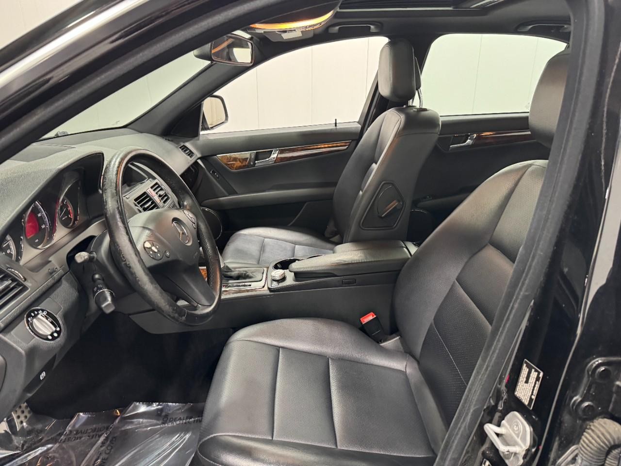 Mercedes-Benz C-Class Vehicle Full-screen Gallery Image 26