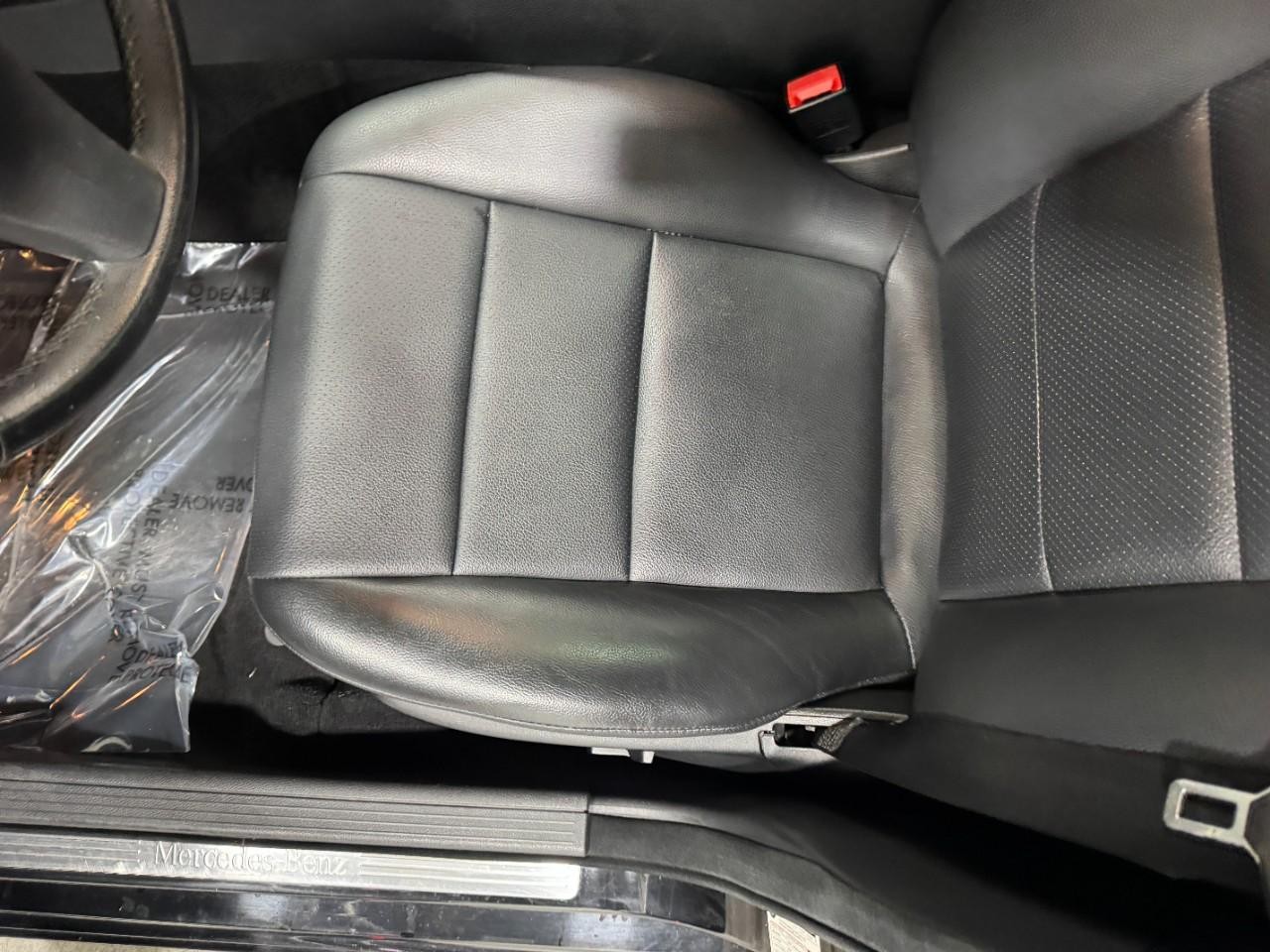 Mercedes-Benz C-Class Vehicle Full-screen Gallery Image 27