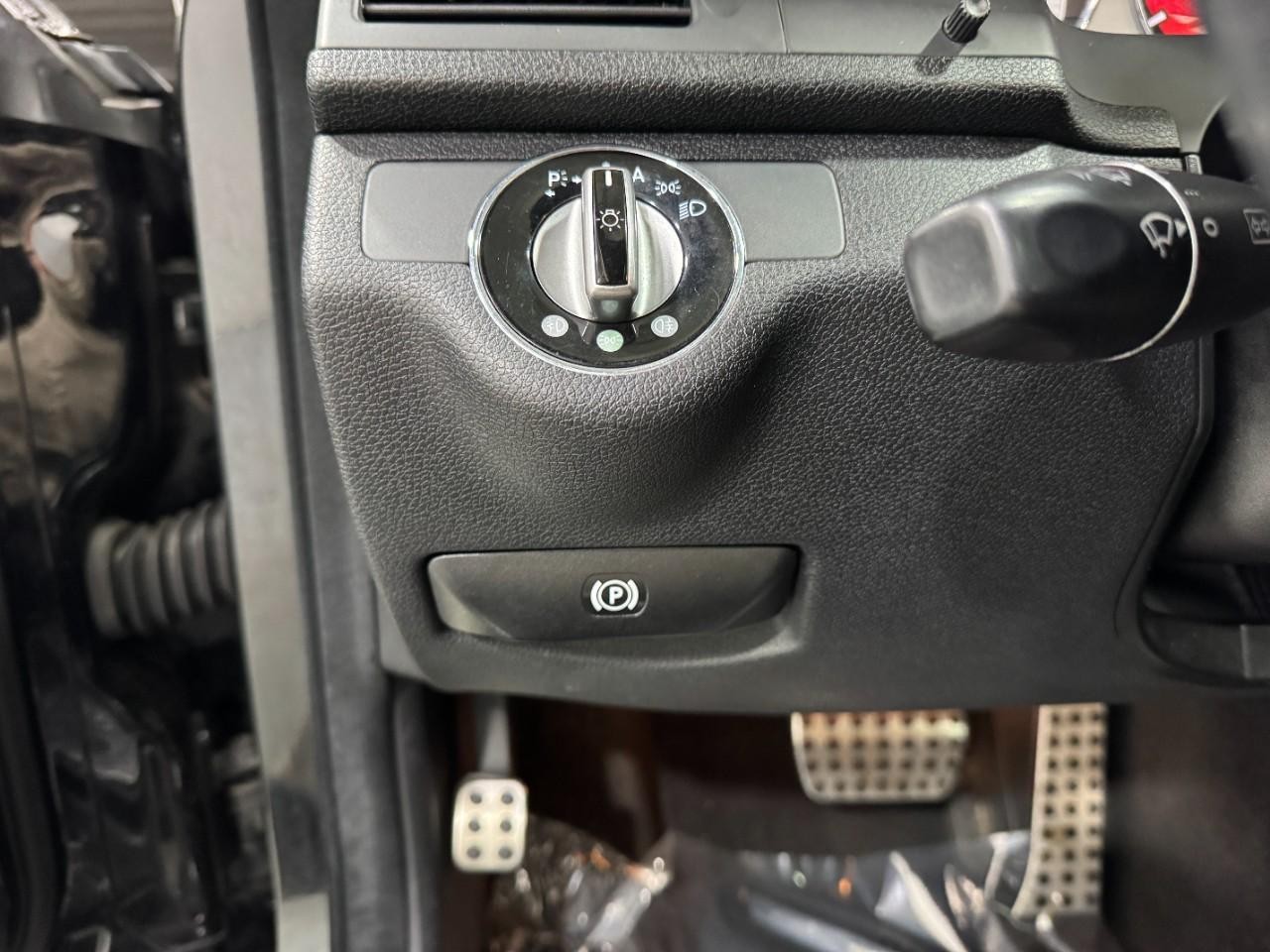 Mercedes-Benz C-Class Vehicle Full-screen Gallery Image 29