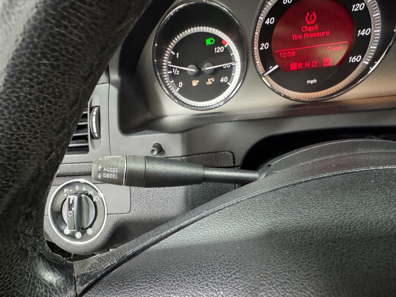 Mercedes-Benz C-Class Vehicle Full-screen Gallery Image 30