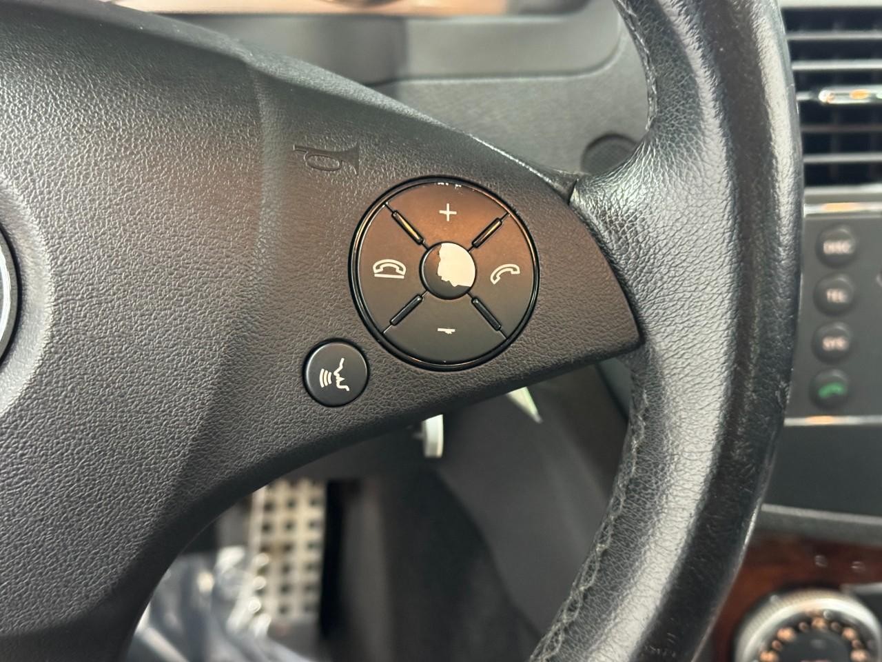 Mercedes-Benz C-Class Vehicle Full-screen Gallery Image 32