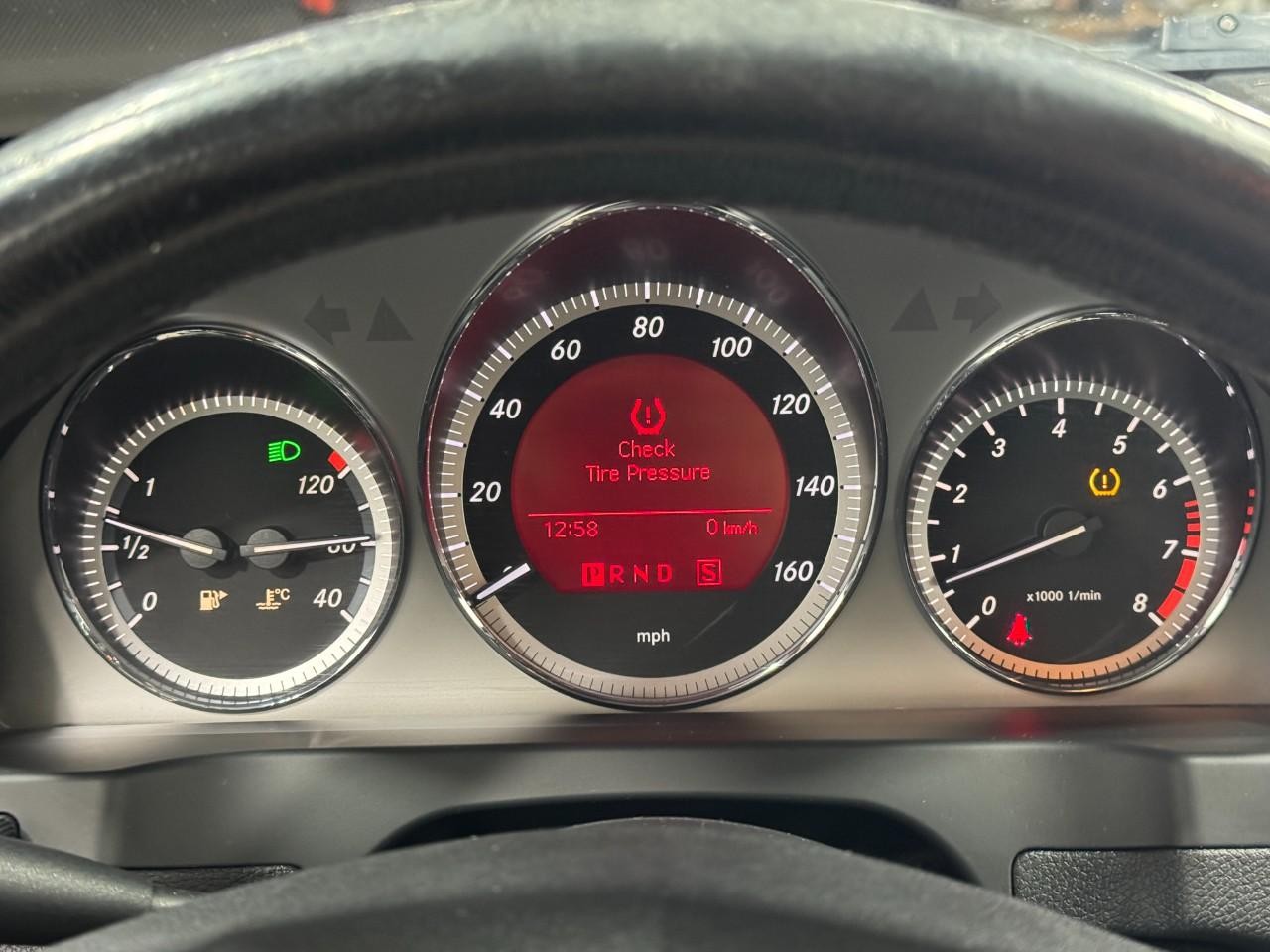 Mercedes-Benz C-Class Vehicle Full-screen Gallery Image 33