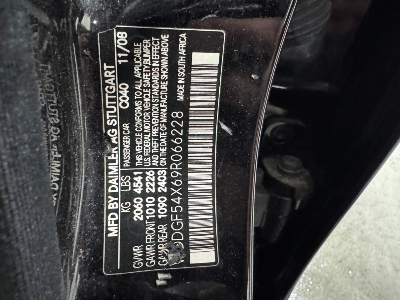 Mercedes-Benz C-Class Vehicle Full-screen Gallery Image 34