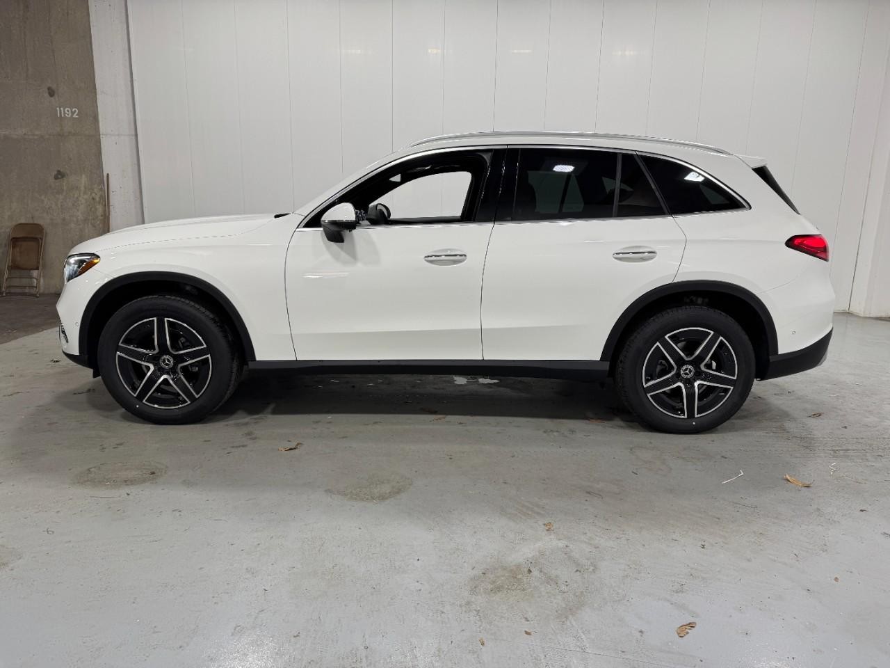 Mercedes-Benz GLC Vehicle Full-screen Gallery Image 2