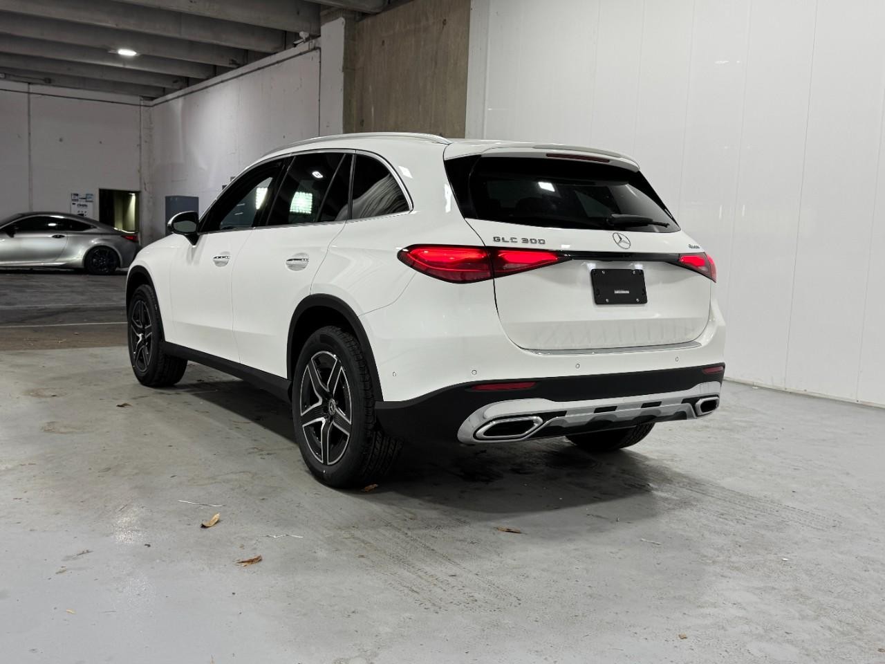 Mercedes-Benz GLC Vehicle Full-screen Gallery Image 3