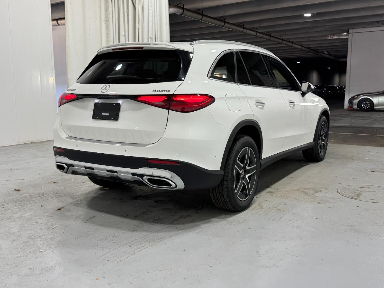 Mercedes-Benz GLC Vehicle Full-screen Gallery Image 4