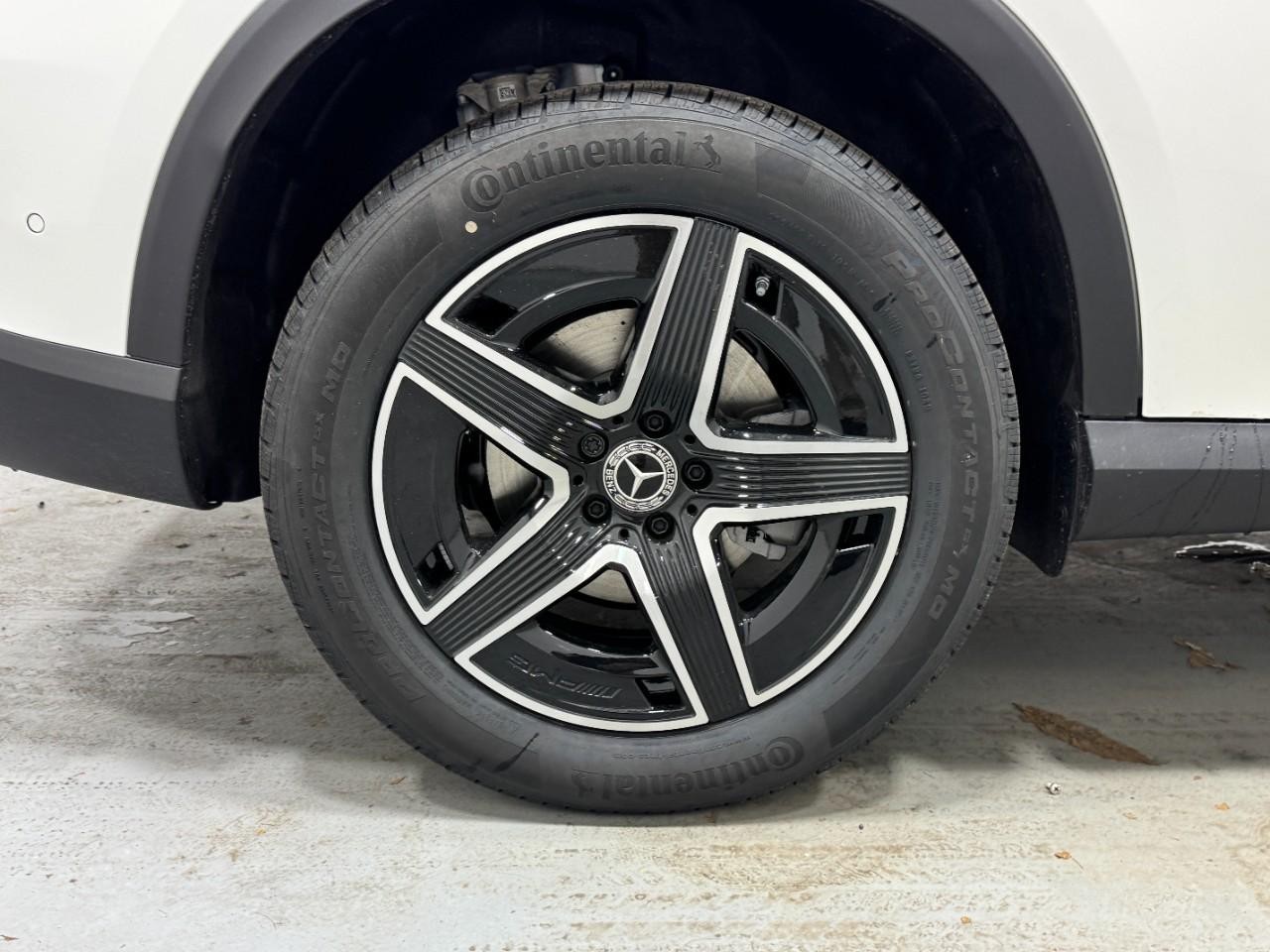 Mercedes-Benz GLC Vehicle Full-screen Gallery Image 5