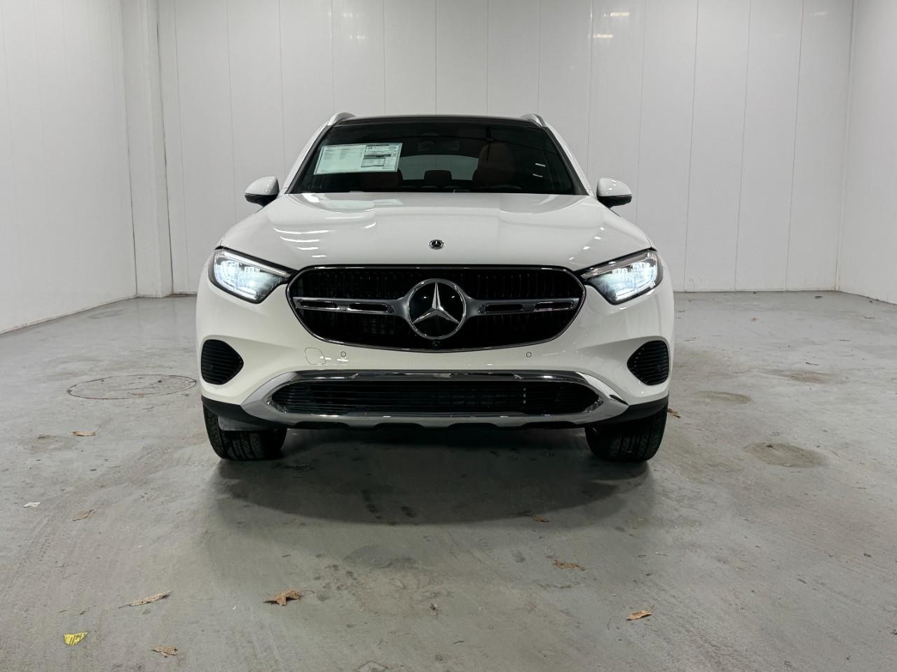 Mercedes-Benz GLC Vehicle Full-screen Gallery Image 7