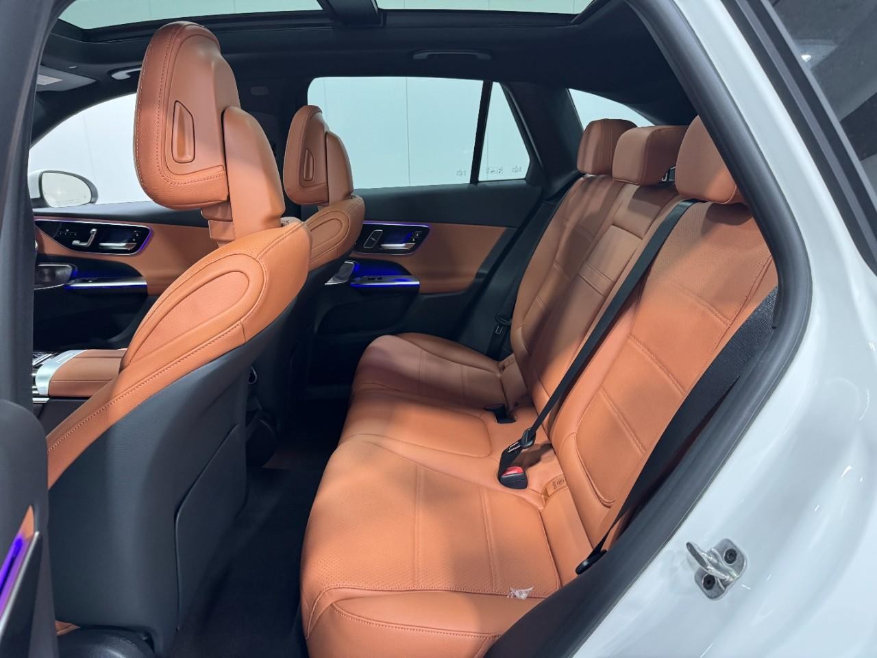 Mercedes-Benz GLC Vehicle Full-screen Gallery Image 8