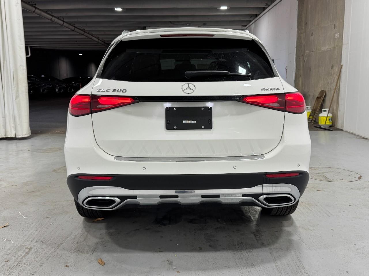 Mercedes-Benz GLC Vehicle Full-screen Gallery Image 9