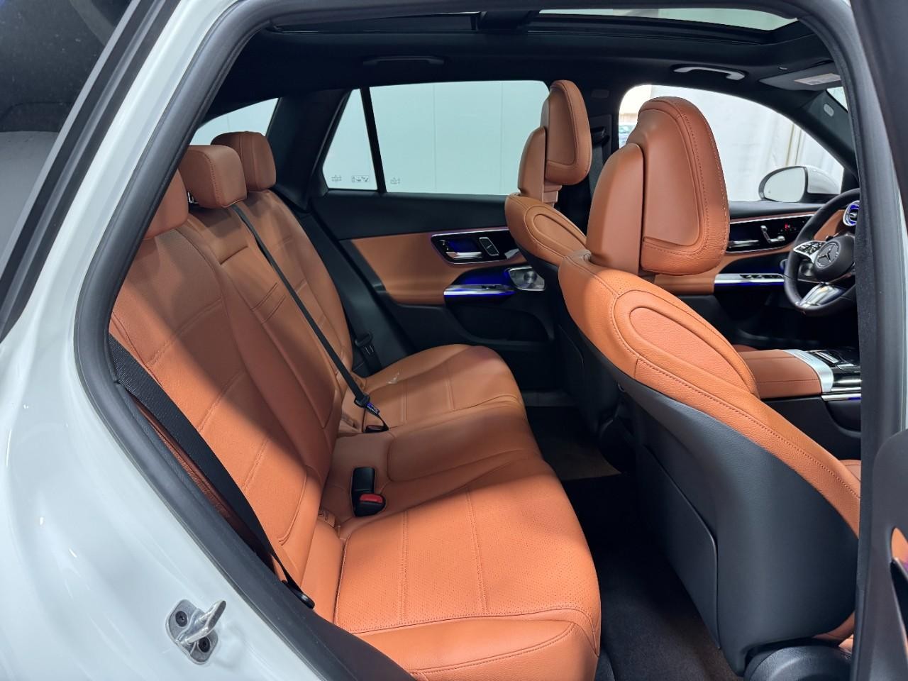 Mercedes-Benz GLC Vehicle Full-screen Gallery Image 10