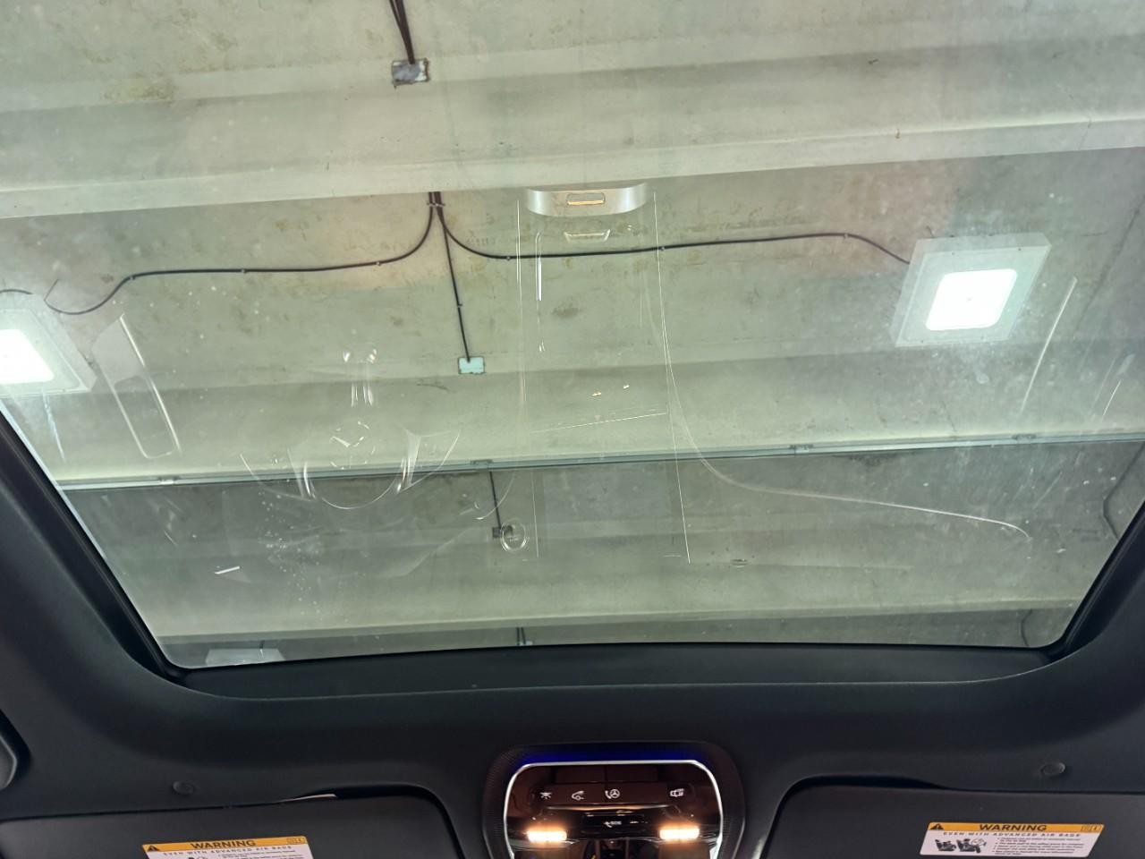 Mercedes-Benz GLC Vehicle Full-screen Gallery Image 11