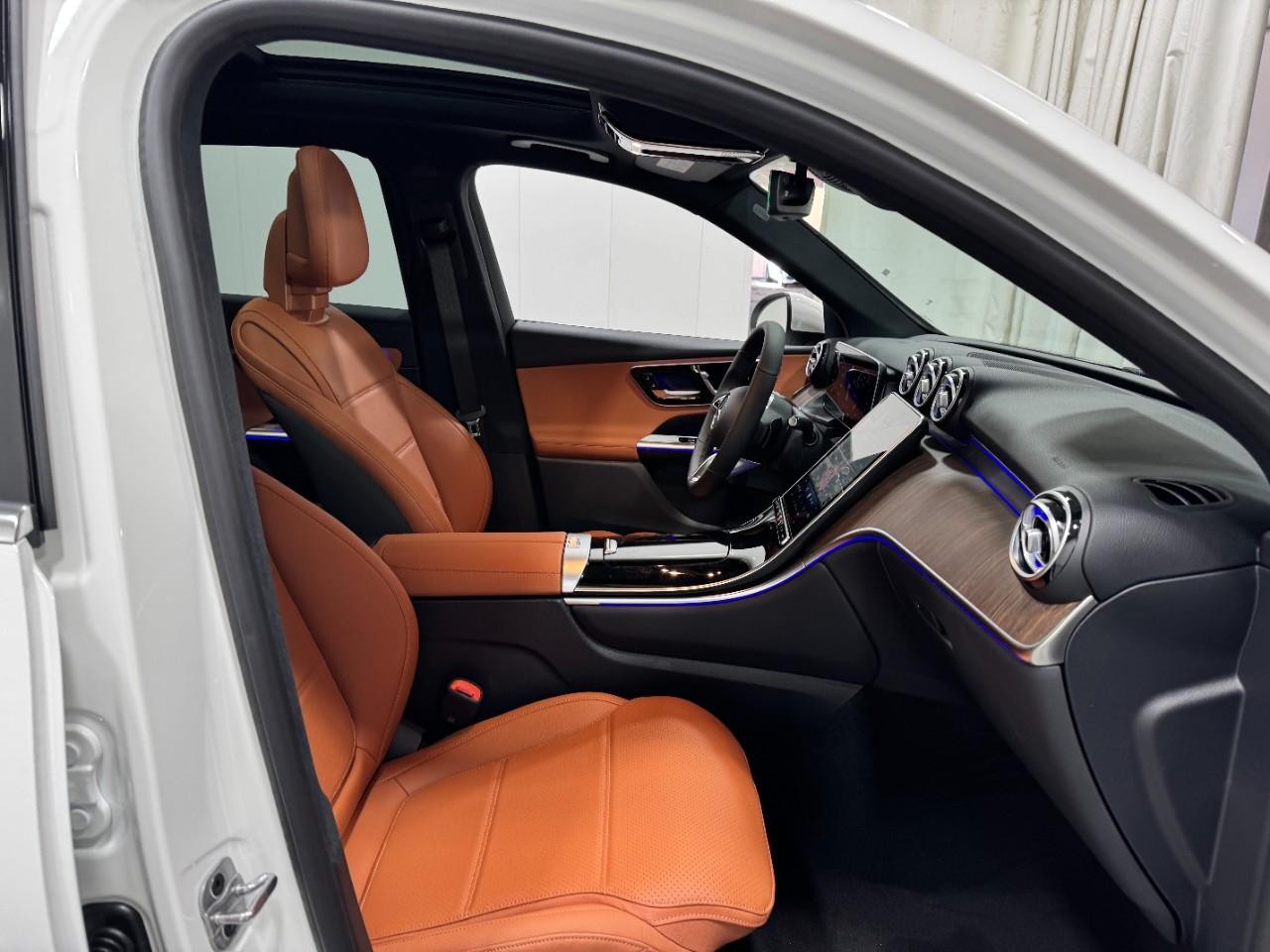 Mercedes-Benz GLC Vehicle Full-screen Gallery Image 16