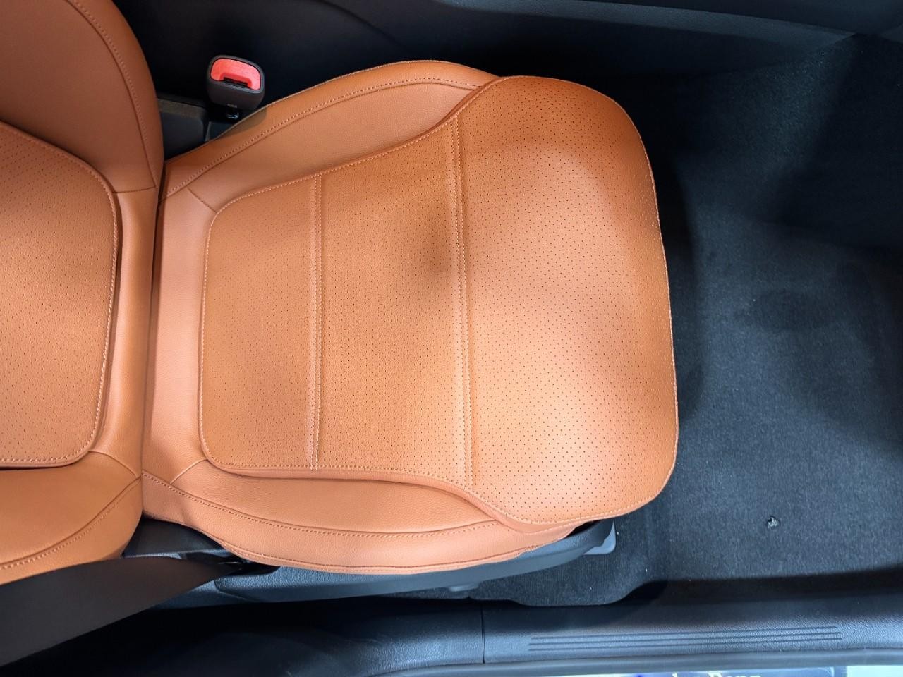 Mercedes-Benz GLC Vehicle Full-screen Gallery Image 17