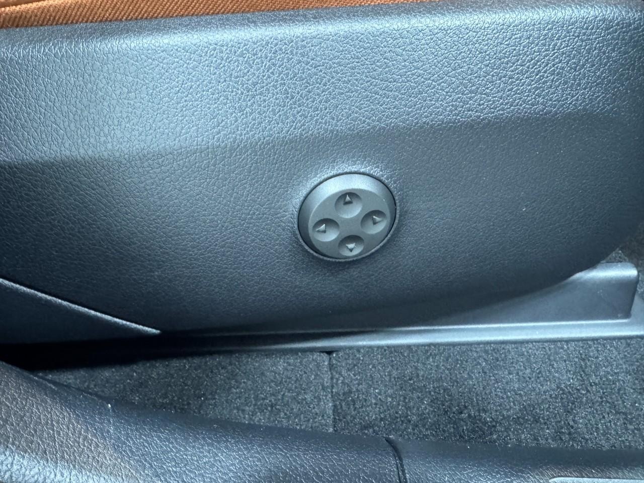 Mercedes-Benz GLC Vehicle Full-screen Gallery Image 18