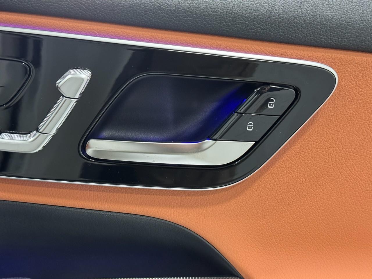 Mercedes-Benz GLC Vehicle Full-screen Gallery Image 20