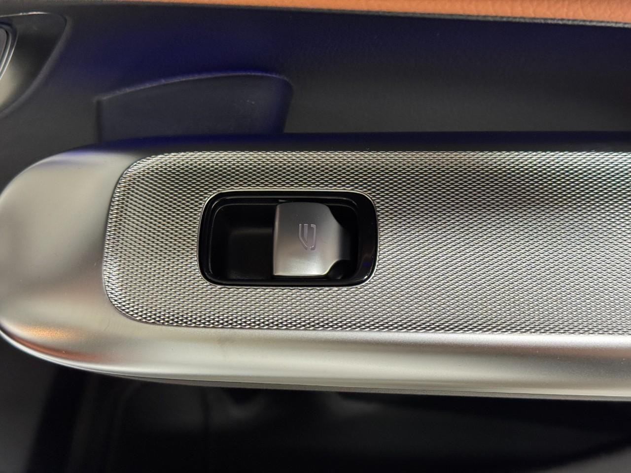 Mercedes-Benz GLC Vehicle Full-screen Gallery Image 21