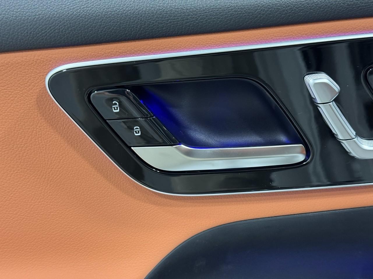 Mercedes-Benz GLC Vehicle Full-screen Gallery Image 23