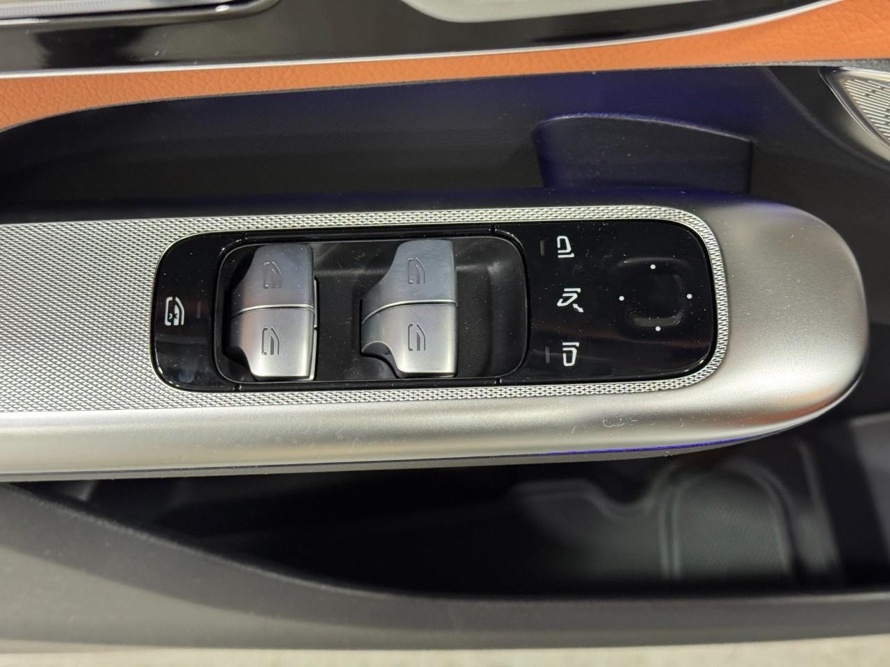 Mercedes-Benz GLC Vehicle Full-screen Gallery Image 24