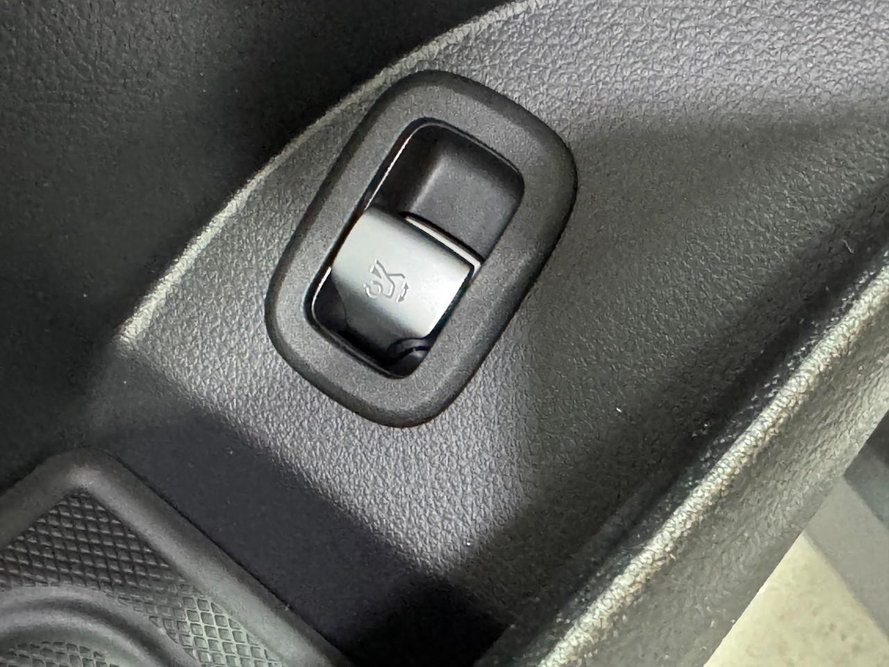 Mercedes-Benz GLC Vehicle Full-screen Gallery Image 26