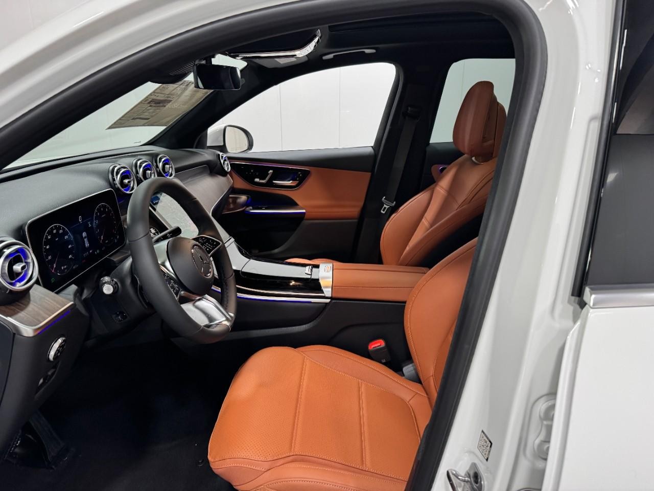 Mercedes-Benz GLC Vehicle Full-screen Gallery Image 27