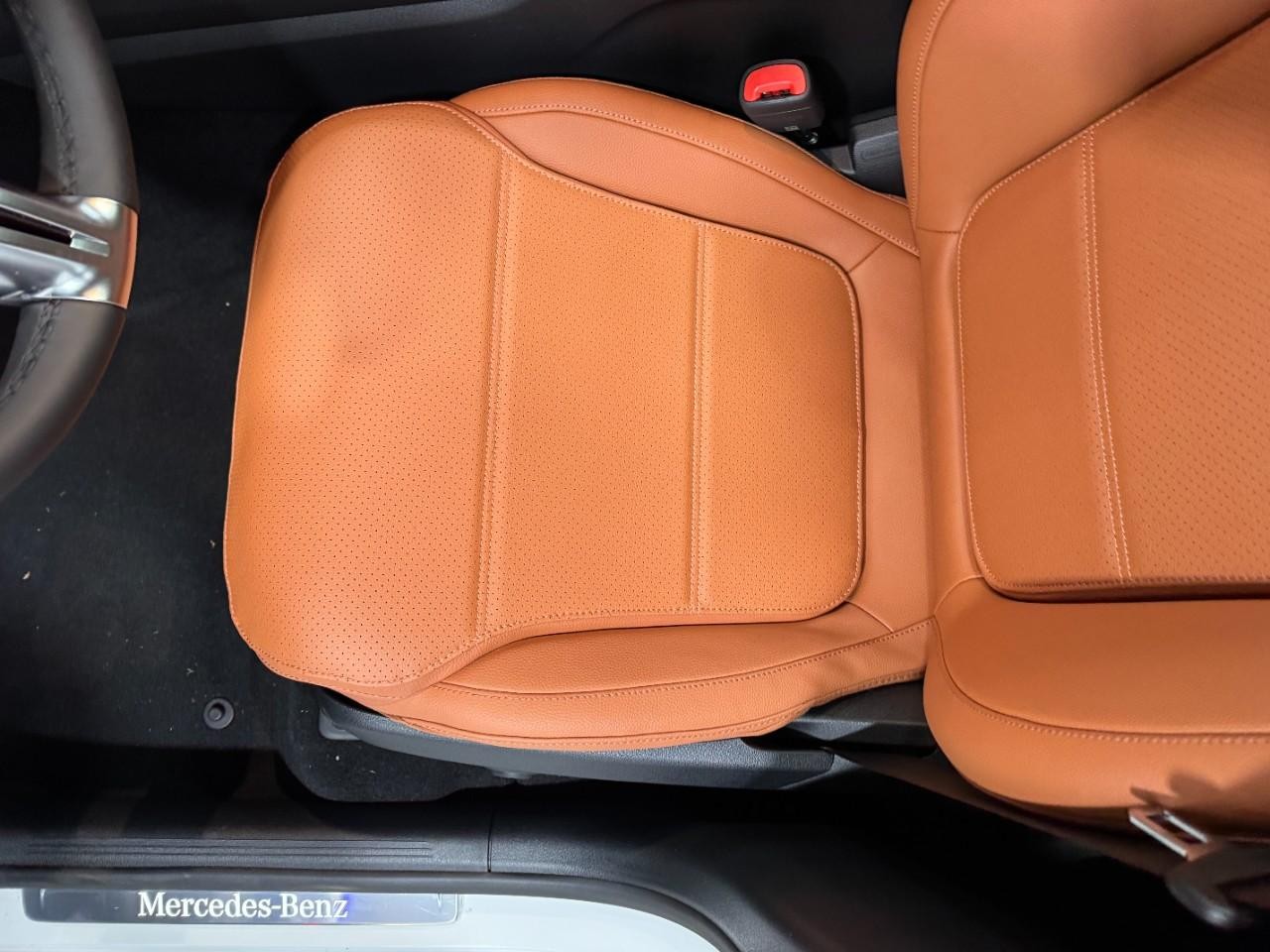 Mercedes-Benz GLC Vehicle Full-screen Gallery Image 28