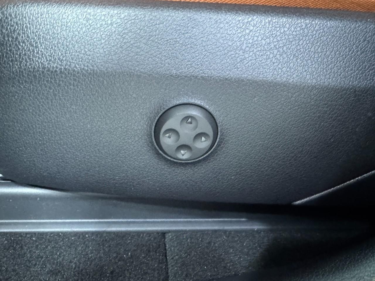 Mercedes-Benz GLC Vehicle Full-screen Gallery Image 29