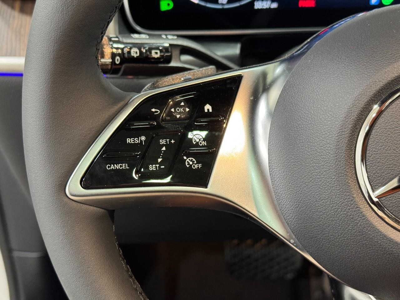 Mercedes-Benz GLC Vehicle Full-screen Gallery Image 31