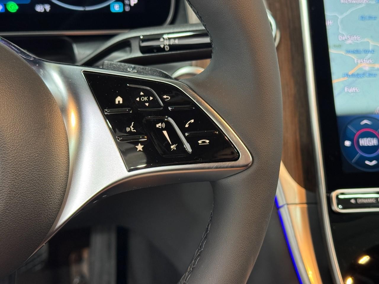 Mercedes-Benz GLC Vehicle Full-screen Gallery Image 32