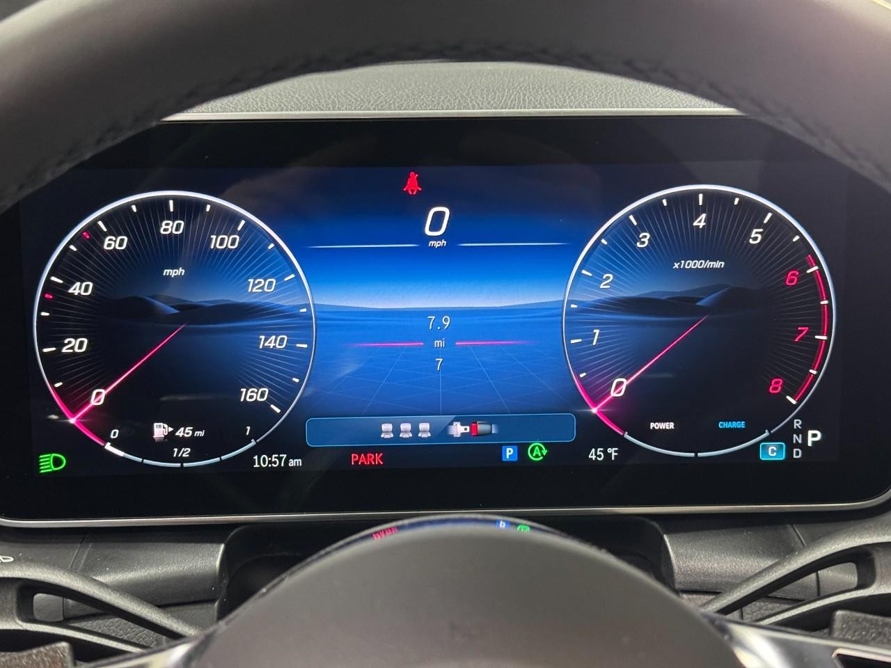 Mercedes-Benz GLC Vehicle Full-screen Gallery Image 33