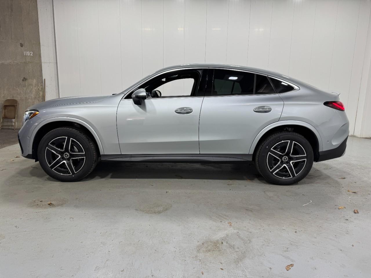 Mercedes-Benz GLC Vehicle Full-screen Gallery Image 2