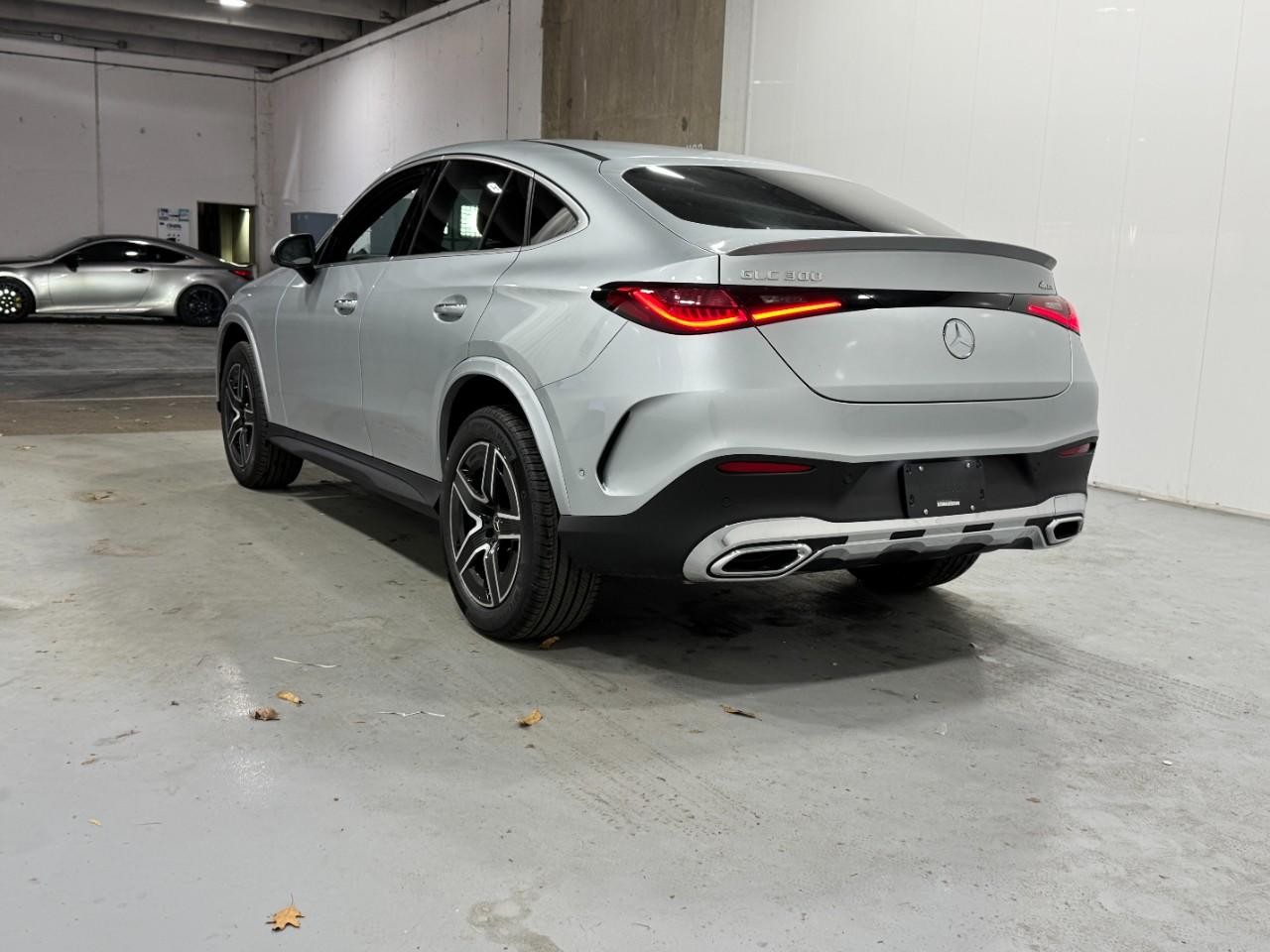 Mercedes-Benz GLC Vehicle Full-screen Gallery Image 3