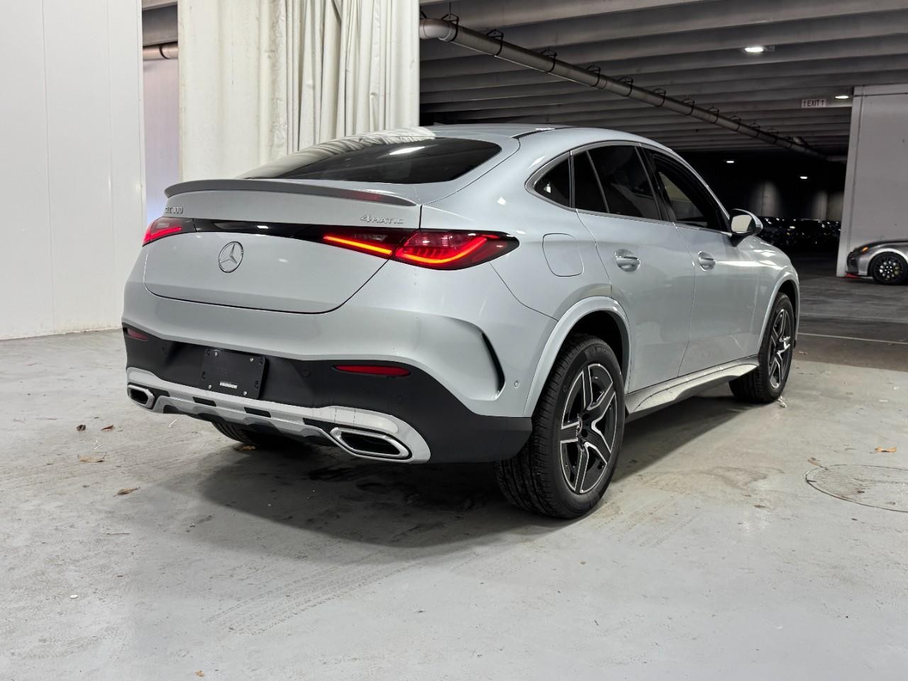 Mercedes-Benz GLC Vehicle Full-screen Gallery Image 4