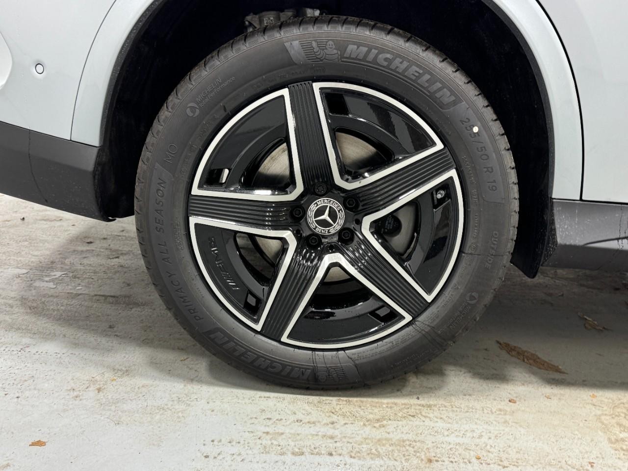 Mercedes-Benz GLC Vehicle Full-screen Gallery Image 5