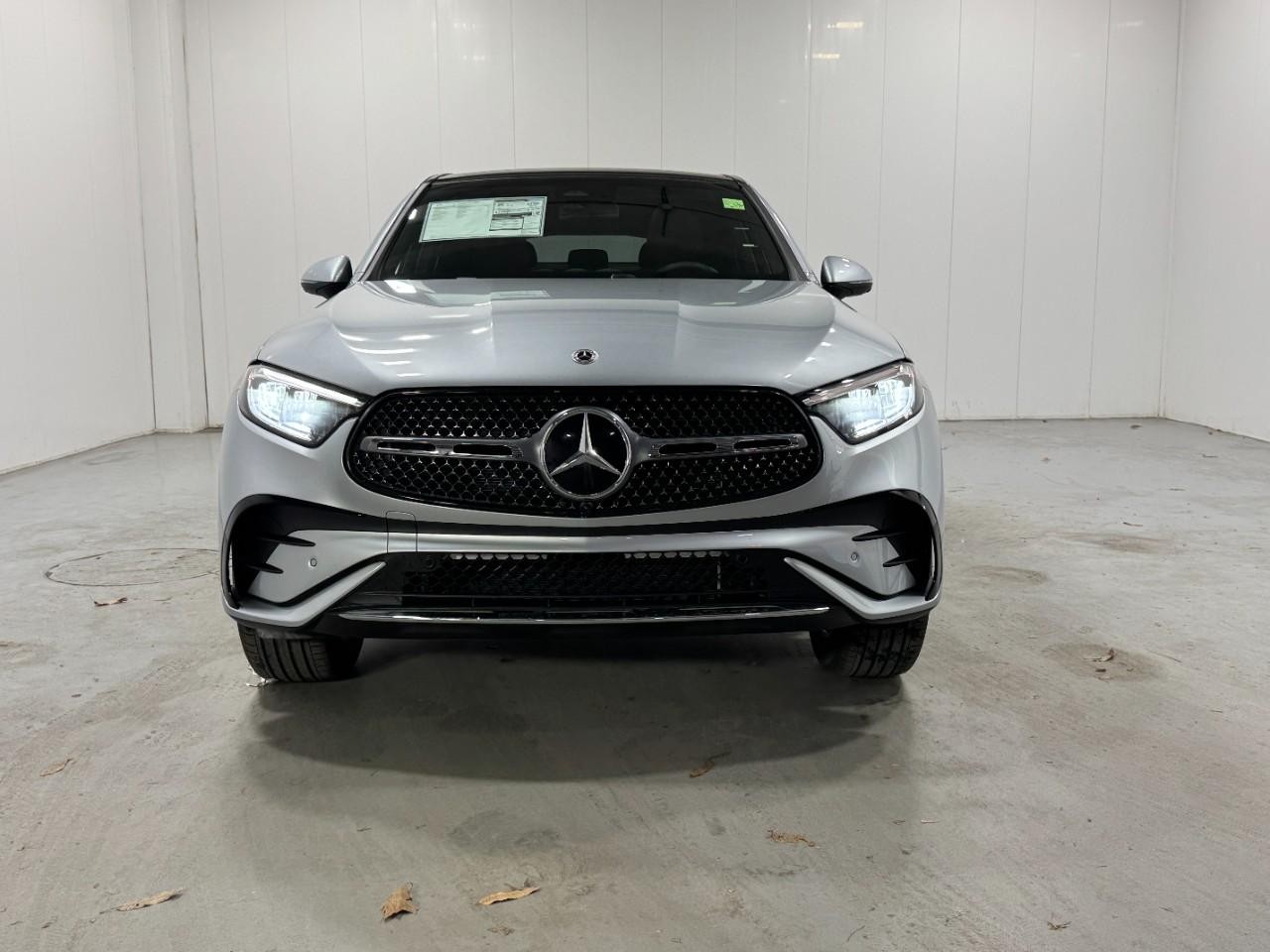 Mercedes-Benz GLC Vehicle Full-screen Gallery Image 7