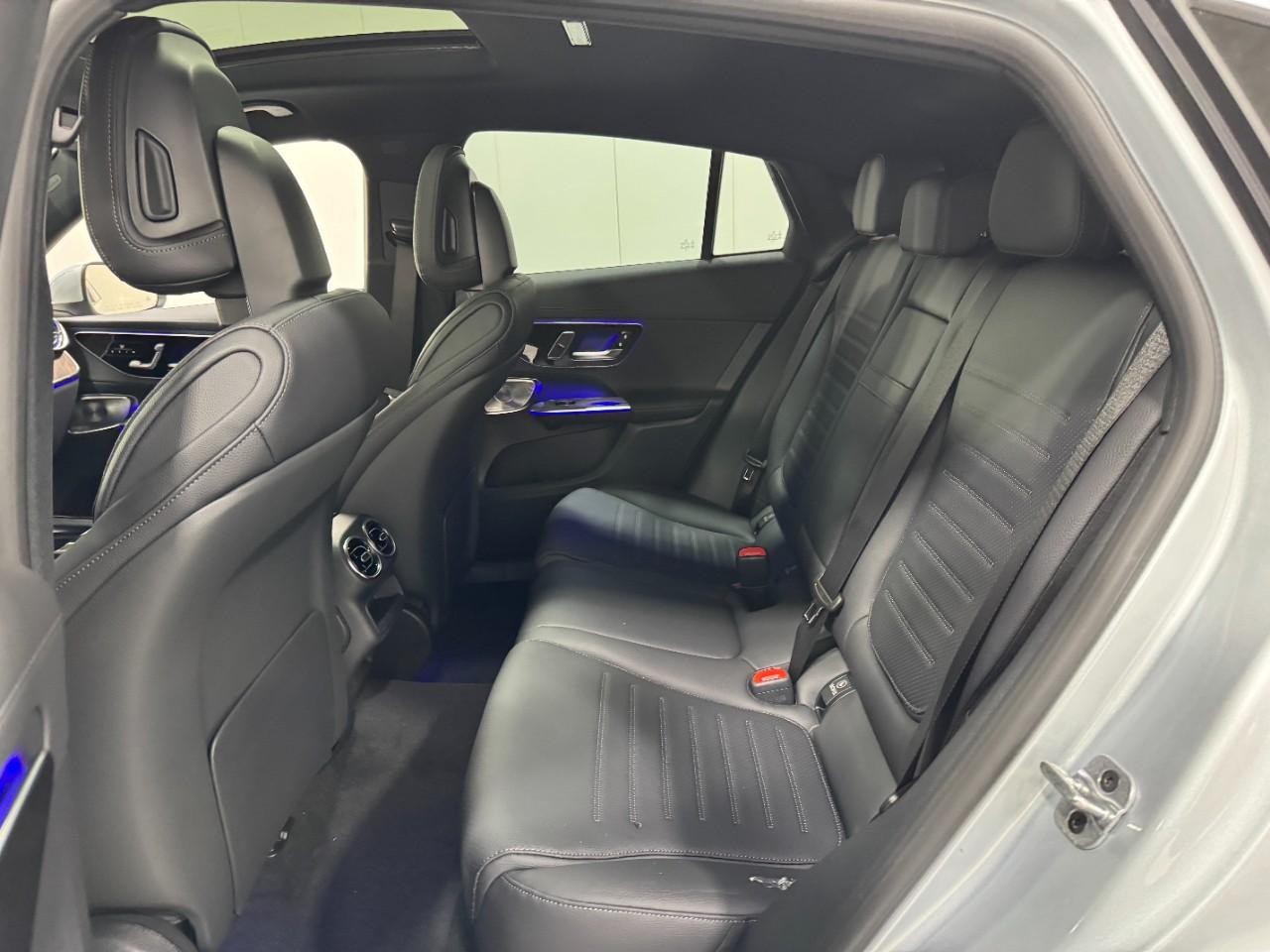 Mercedes-Benz GLC Vehicle Full-screen Gallery Image 8